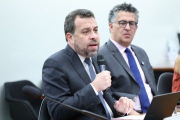 Para Boulos, criar transição para o fim da escla 6 x 1 é uma maneira de postergar a aplicação na nova regra - (crédito: Kayo Magalhães / Câmara dos Deputados) Para Boulos, criar transição para o fim da escla 6 x 1 é uma maneira de postergar a aplicação na nova regra - (crédito: Kayo Magalhães / Câmara dos Deputados)