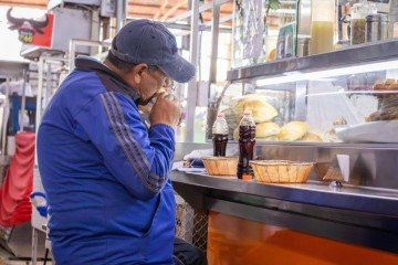  Homem se alimenta em Arequipa, no Peru: na América Latina, obesidade está associada ao baixo acesso a opções saudáveis -  (crédito:  Ernesto Rosas/Pexels/Divulgação )