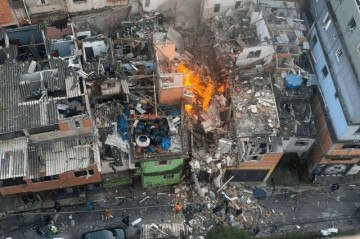 Dezenas de casas foram atingidas na explosão que aconteceu na tarde de segunda-feira (11/5) - (crédito: Reprodução/Corpo de Bombeiros) Dezenas de casas foram atingidas na explosão que aconteceu na tarde de segunda-feira (11/5) - (crédito: Reprodução/Corpo de Bombeiros)