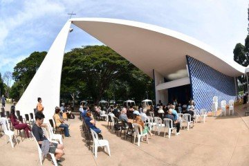 Fiéis se reúnem na Igrejinha para celebrar o dia de Nossa Senhora de Fátima  -  (crédito: Ed Alves/CB/D.A Press)