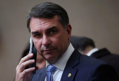 Ligação de Flávio Bolsonaro e Vorcaro abre crise na campanha bolsonarista: 'Balde de água fria' -  (crédito: BBC Geral) -Ligação de Flávio Bolsonaro e Vorcaro abre crise na campanha bolsonarista: 'Balde de água fria' -  (crédito: BBC Geral)