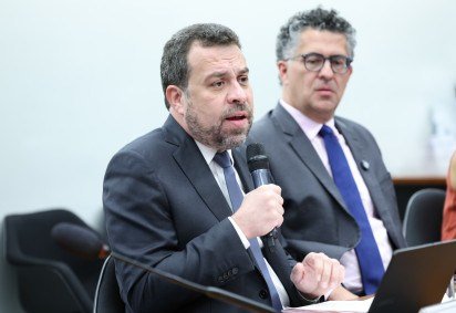 Para Boulos, criar transição para o fim da escla 6 x 1 é uma maneira de postergar a aplicação na nova regra -  (crédito: Kayo Magalhães / Câmara dos Deputados) -Para Boulos, criar transição para o fim da escla 6 x 1 é uma maneira de postergar a aplicação na nova regra -  (crédito: Kayo Magalhães / Câmara dos Deputados)