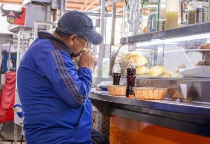  Homem se alimenta em Arequipa, no Peru: na América Latina, obesidade está associada ao baixo acesso a opções saudáveis -  (crédito:  Ernesto Rosas/Pexels/Divulgação ) - Homem se alimenta em Arequipa, no Peru: na América Latina, obesidade está associada ao baixo acesso a opções saudáveis -  (crédito:  Ernesto Rosas/Pexels/Divulgação )
