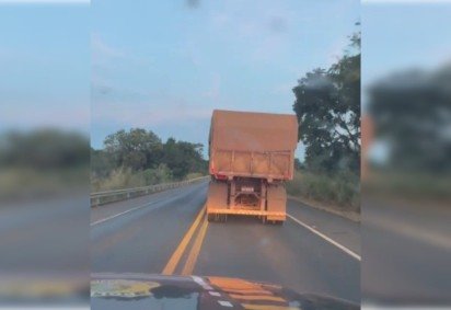 Motorista de caminhão foi preso na BR-020 por embriaguez ao volante -  (crédito: Divulgação/PRF) -Motorista de caminhão foi preso na BR-020 por embriaguez ao volante -  (crédito: Divulgação/PRF)