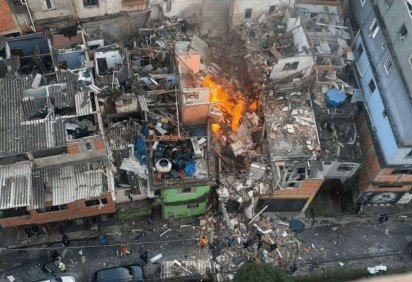 Dezenas de casas foram atingidas na explosão que aconteceu na tarde de segunda-feira (11/5) -  (crédito: Reprodução/Corpo de Bombeiros) -Dezenas de casas foram atingidas na explosão que aconteceu na tarde de segunda-feira (11/5) -  (crédito: Reprodução/Corpo de Bombeiros)