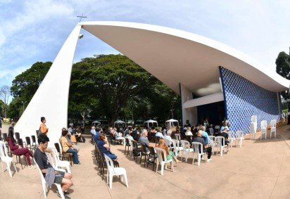 Fiéis se reúnem na Igrejinha para celebrar o dia de Nossa Senhora de Fátima  -  (crédito: Ed Alves/CB/D.A Press) -Fiéis se reúnem na Igrejinha para celebrar o dia de Nossa Senhora de Fátima  -  (crédito: Ed Alves/CB/D.A Press)