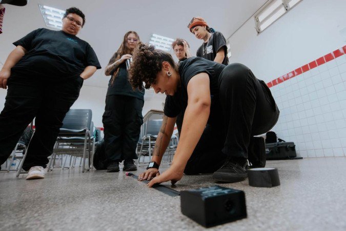 Iniciativa voltada para moradores da periferia do DF oferece formação gratuita nas áreas de roadie, operação de áudio e direção de palco, com bolsa auxílio
- (crédito: Thaís Mallon) Iniciativa voltada para moradores da periferia do DF oferece formação gratuita nas áreas de roadie, operação de áudio e direção de palco, com bolsa auxílio
- (crédito: Thaís Mallon)