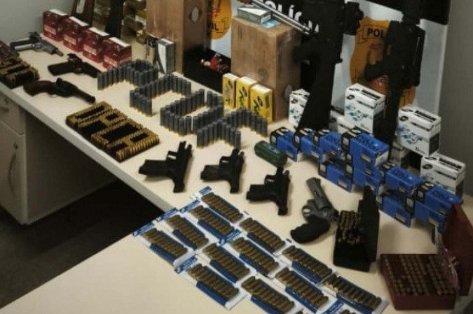 Durante as buscas, policiais localizaram grande quantidade de armas de fogo e munições, que serão submetidas à perícia - (crédito: Divulgação PCDF) Durante as buscas, policiais localizaram grande quantidade de armas de fogo e munições, que serão submetidas à perícia - (crédito: Divulgação PCDF)