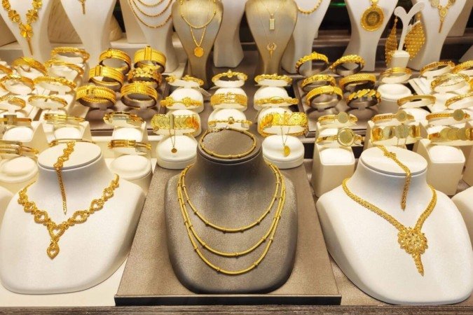 Mudança no comportamento de consumo coloca joias de ouro no centro de decisões mais criteriosas (Imagem: Mari Franz | Shutterstock)
- (crédito: EdiCase) Mudança no comportamento de consumo coloca joias de ouro no centro de decisões mais criteriosas (Imagem: Mari Franz | Shutterstock)
- (crédito: EdiCase)