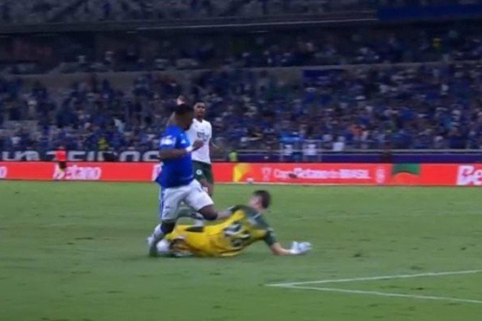 Momento em que Villarreal se choca com Tadeu. O goleiro salva o gol, mas sai com suspeita de fratura na perna esquerda - (crédito: Foto: Reprodução de TV) Momento em que Villarreal se choca com Tadeu. O goleiro salva o gol, mas sai com suspeita de fratura na perna esquerda - (crédito: Foto: Reprodução de TV)