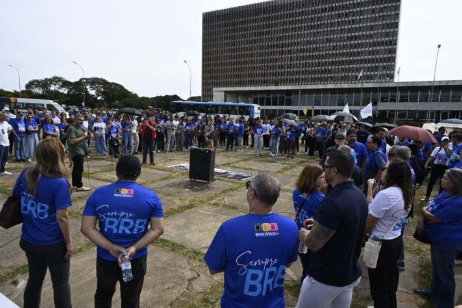 Bancários pressionam po Governo do Distrito Federal (GDF) por medidas que salvem o Banco de Brasília (BRB). Atualmente, cerca de oito mil trabalhadores possuem vínculo com a instituição. - (crédito: Carlos Vieira/CB/D.A.Press) Bancários pressionam po Governo do Distrito Federal (GDF) por medidas que salvem o Banco de Brasília (BRB). Atualmente, cerca de oito mil trabalhadores possuem vínculo com a instituição. - (crédito: Carlos Vieira/CB/D.A.Press)