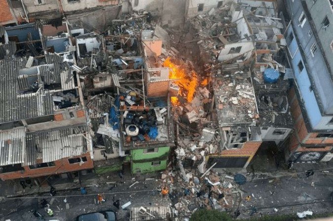 Explosão atingiu dezenas de imóveis, deixou três pessoas feridas e causou a morte de um homem de 49 anos - (crédito: Reprodução/Corpo de Bombeiros) Explosão atingiu dezenas de imóveis, deixou três pessoas feridas e causou a morte de um homem de 49 anos - (crédito: Reprodução/Corpo de Bombeiros)