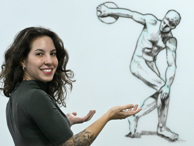  Trabalho e Forma&ccedil;&atilde;o. Nossos Mestres. Na Foto Camilla Dantas, professora de artes faz desenhos no quadro sempre antes de come&ccedil;ar a aula. Virou uma forma de integrar mais os estudantes e os v&iacute;deos que ela compartilhou viralizaram nas redes sociais. -  (crédito:  Carlos Vieira/CB/D.A Press)