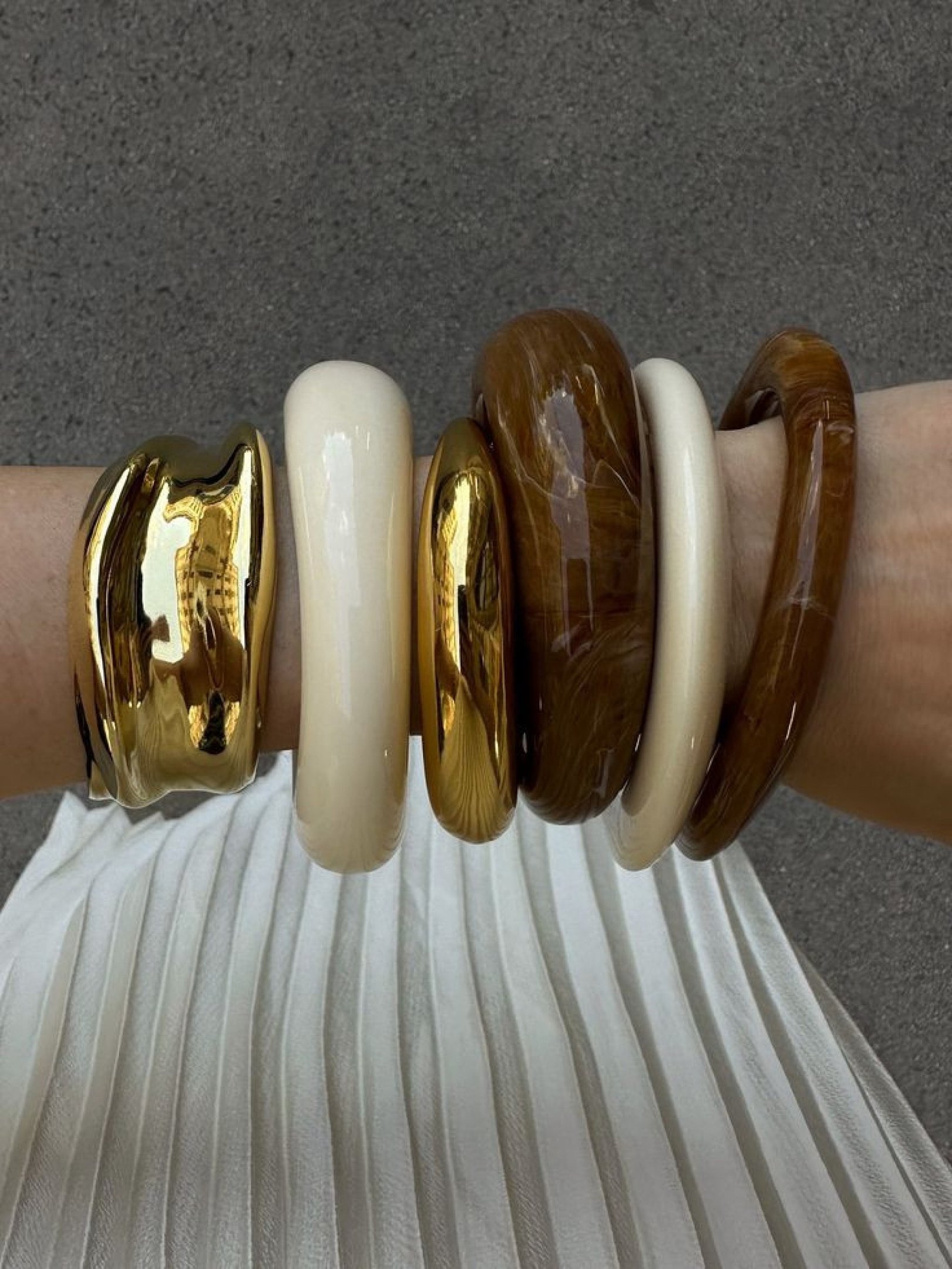 Pulseiras e braceletes criam destaque e movimento