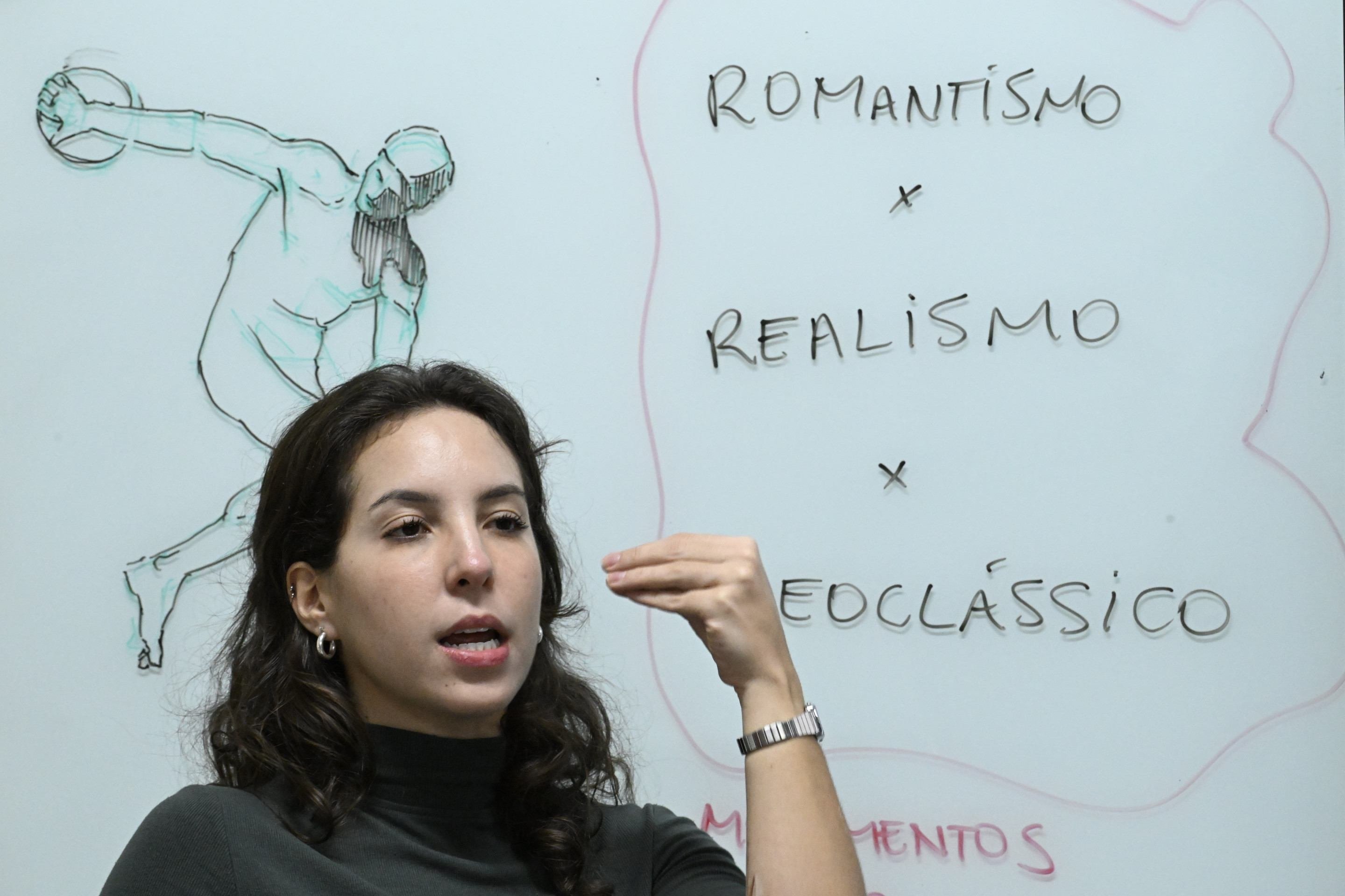  Trabalho e Forma&ccedil;&atilde;o. Nossos Mestres. Na Foto Camilla Dantas, professora de artes faz desenhos no quadro sempre antes de come&ccedil;ar a aula. Virou uma forma de integrar mais os estudantes e os v&iacute;deos que ela compartilhou viralizaram nas redes sociais.