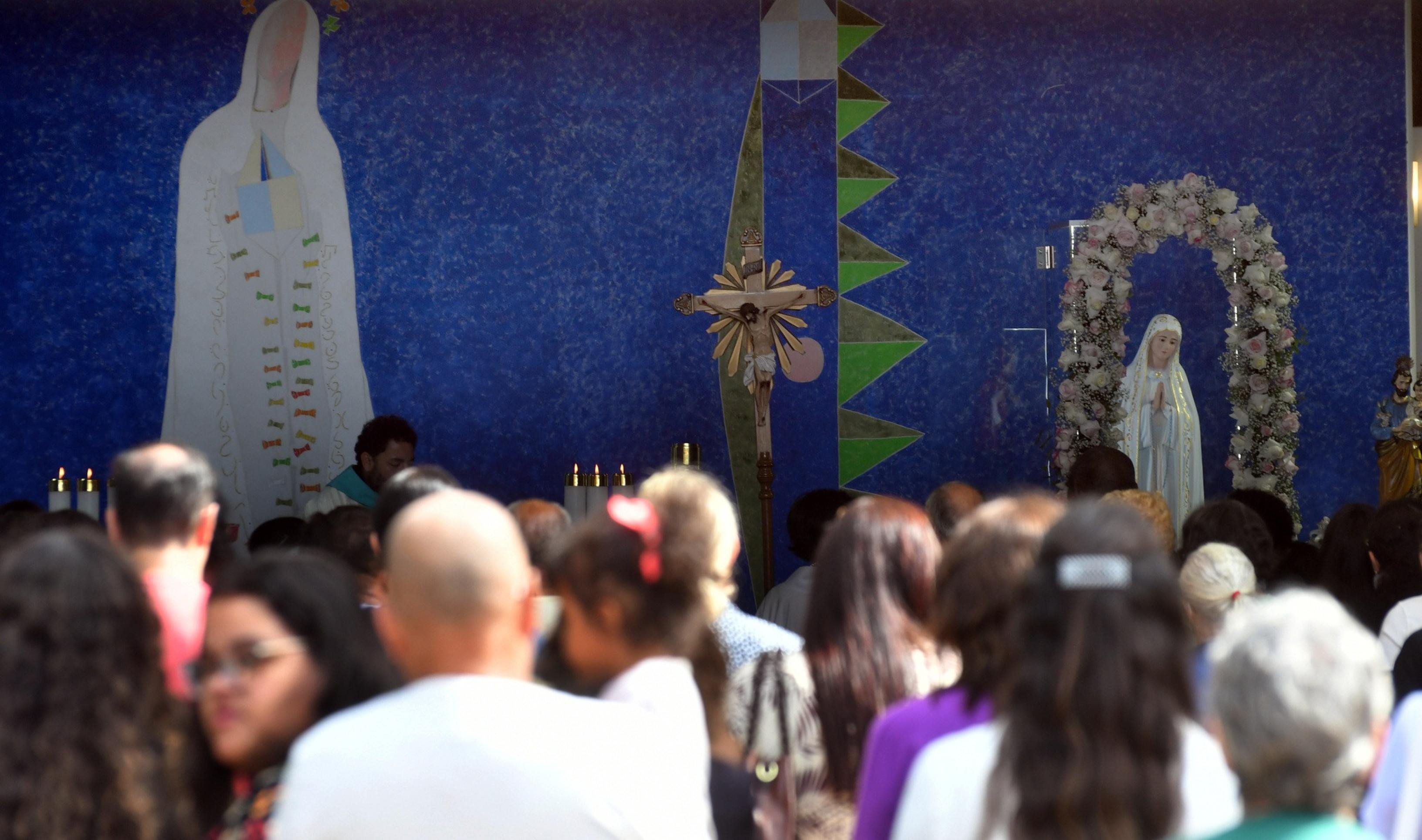 Movimenta&ccedil;&atilde;o de cat&oacute;licos na Igrejinha dedicada &agrave; santa na 308 Sul 