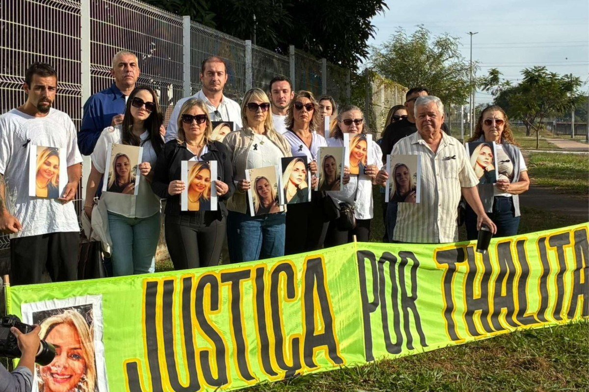 Tios, primos e amigos da v&iacute;tima se reuniram para ora&ccedil;&otilde;es
