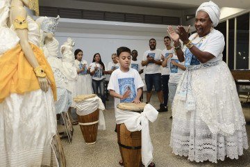 O projeto &Aacute;guas de Oxal&aacute;, idealizado por M&atilde;e Frances de Oy&aacute;, promove rituais de lavagem e oficinas formativas para combater a intoler&acirc;ncia, preservar o patrim&ocirc;nio afro-brasileiro e estimular o empreendedorismo
 -  (crédito: Fotos: Minervino J&uacute;nior/CB/D.A.Press)