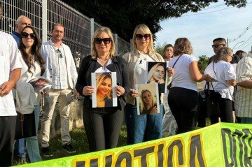 Mãe e tia cobram por justiça em ato em frente ao Fórum do Guará -  (crédito: Beatriz Mascarenhas/CB/D.A Press)