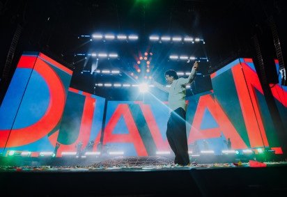 Performance Djavan foi marcada por gingados e beijos
     -  (crédito:  Iris Alves)