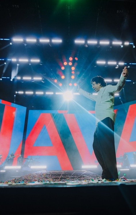 Performance Djavan foi marcada por gingados e beijos
     -  (crédito:  Iris Alves)
