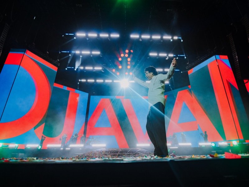 Performance Djavan foi marcada por gingados e beijos
     -  (crédito:  Iris Alves)