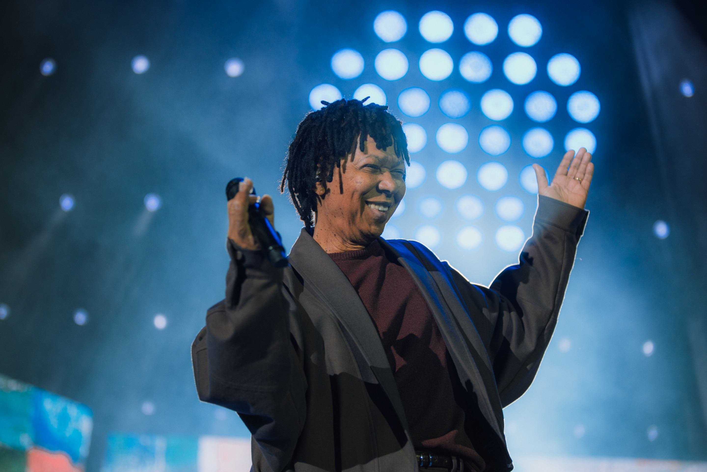 Espet&aacute;culo de luzes acompanhou Djavan durante a performance     