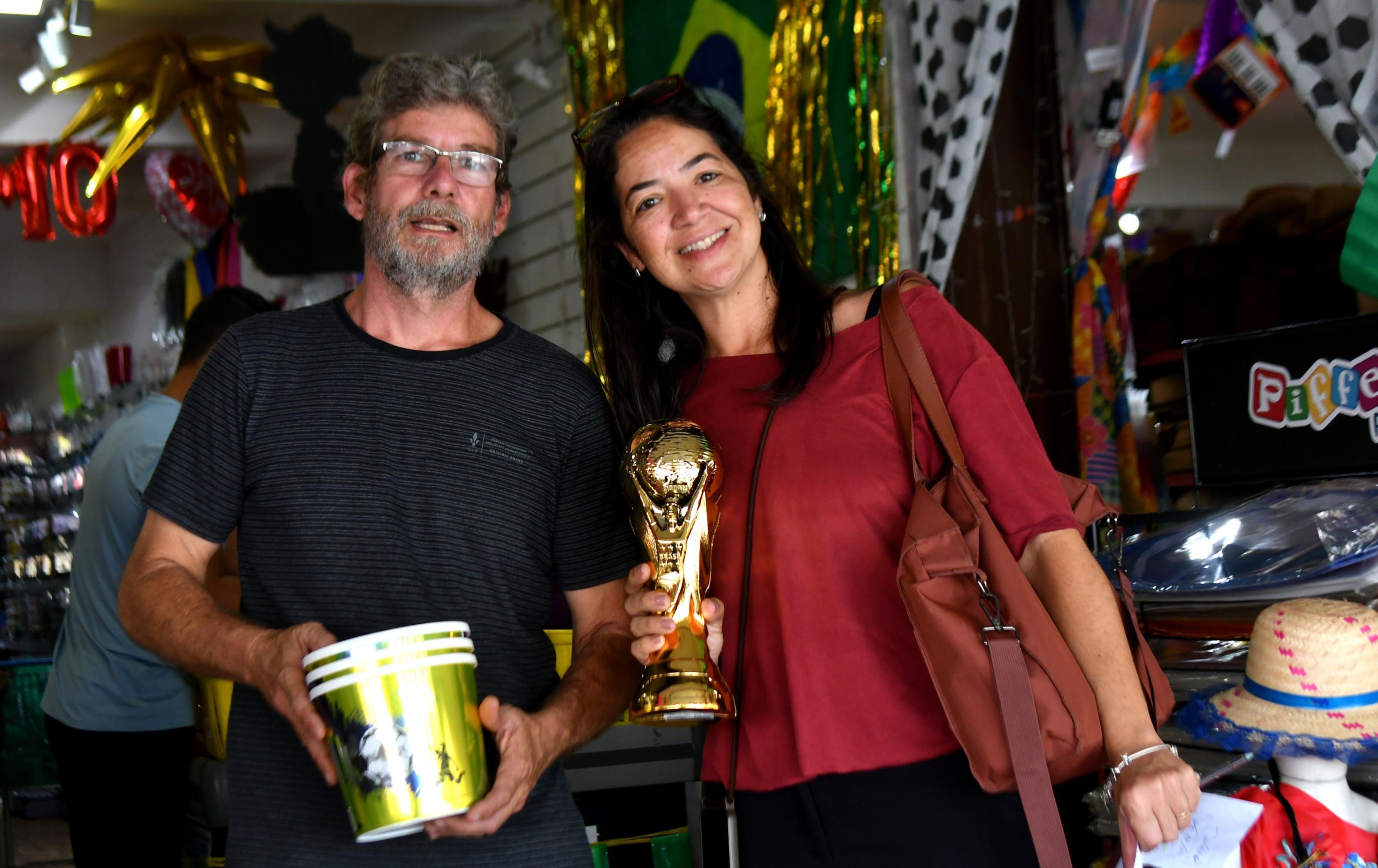 14/05/2026. Ed Alves/CB/D.A Press.. Cidades. Comercio ritmo da Copa do Mundo - Camisas - Decora&ccedil;&otilde;es e Adere&ccedil;os. Na foto, Fabio Boseli e Bianca Luz. 