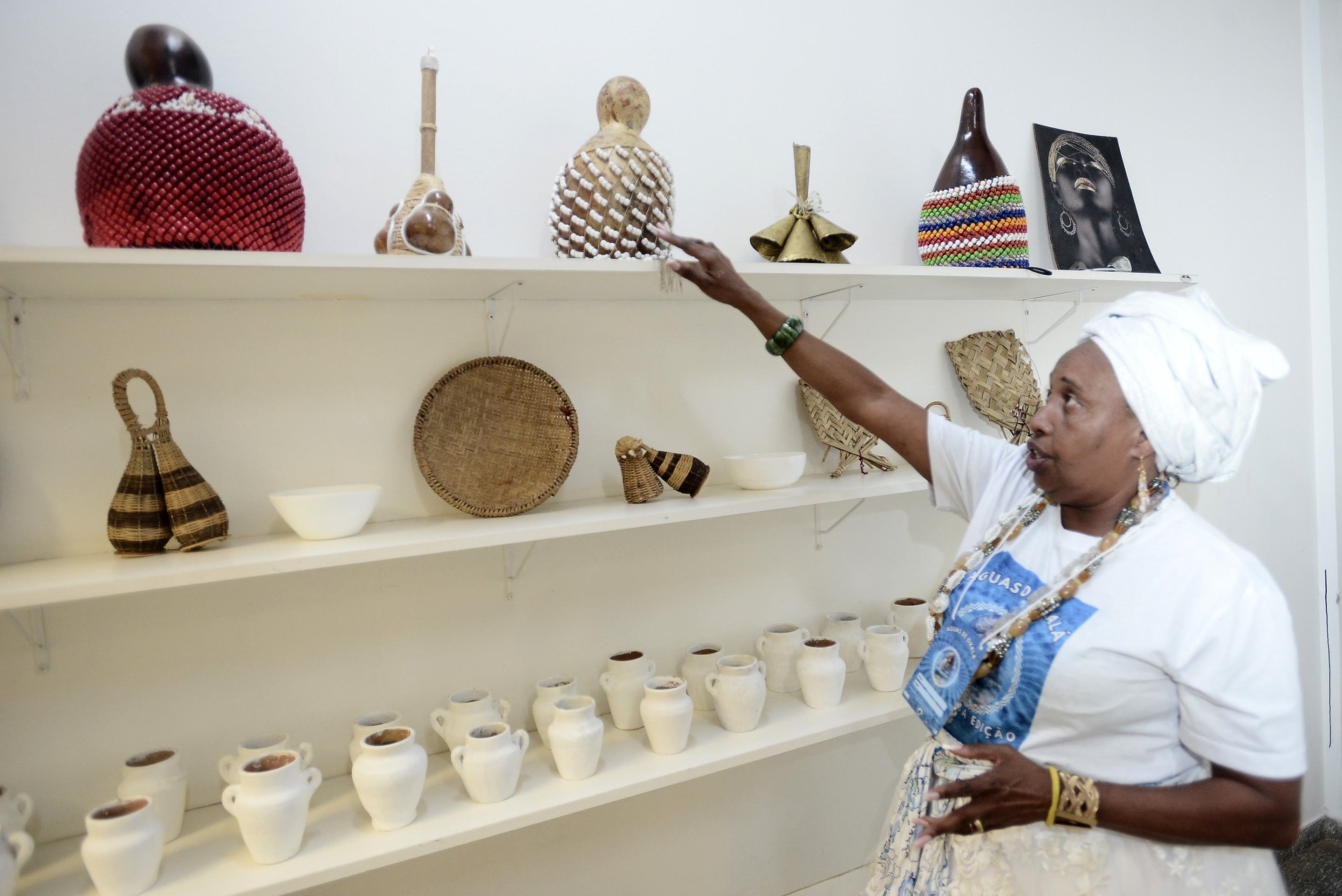 O projeto &Aacute;guas de Oxal&aacute;, idealizado por M&atilde;e Frances de Oy&aacute;, promove rituais de lavagem e oficinas formativas para combater a intoler&acirc;ncia, preservar o patrim&ocirc;nio afro-brasileiro e estimular o empreendedorismo 