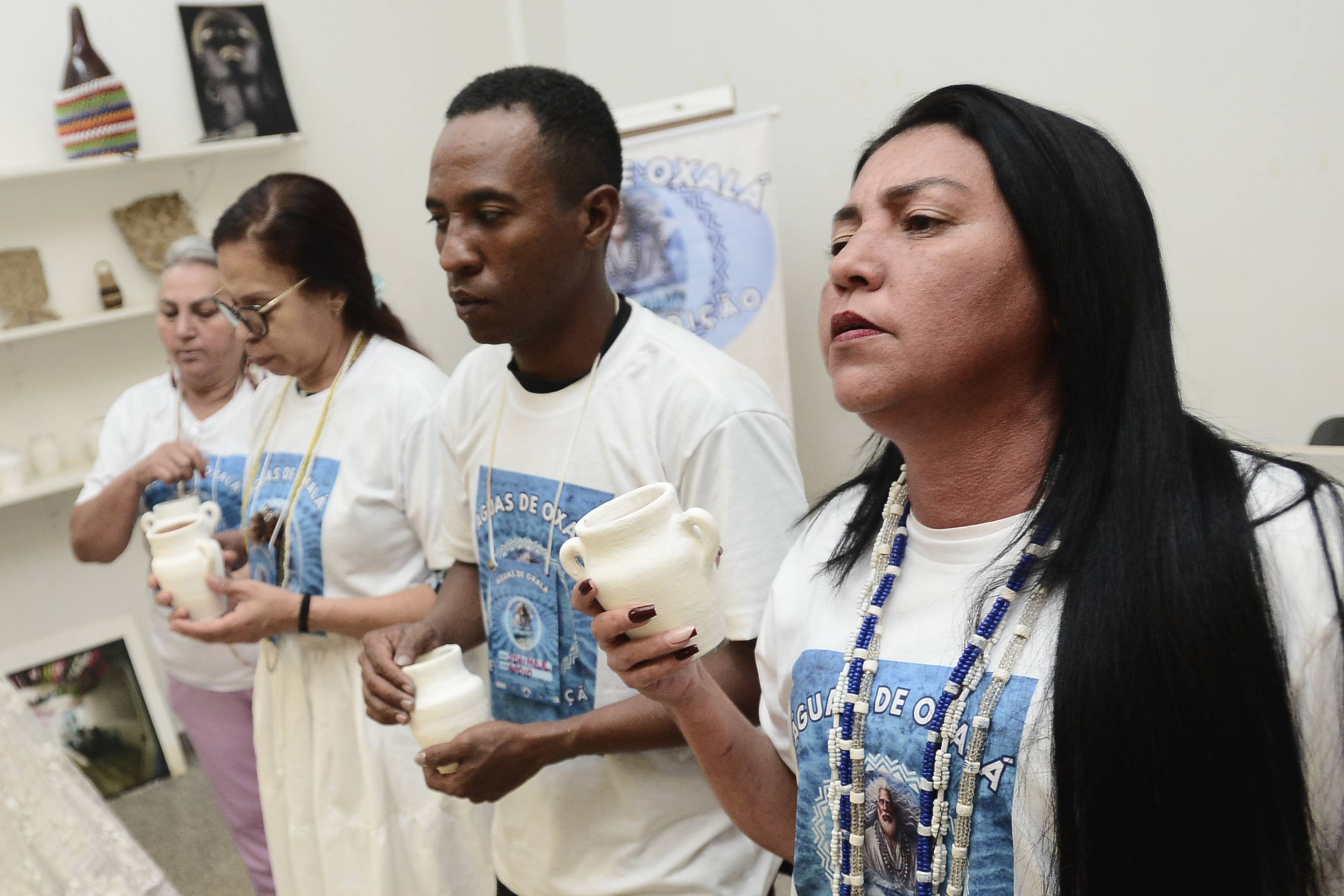 Karla Leite v&ecirc; o projeto como um ritual de purifica&ccedil;&atilde;o. O projeto &Aacute;guas de Oxal&aacute;, idealizado por M&atilde;e Frances de Oy&aacute;, promove rituais de lavagem e oficinas formativas para combater a intoler&acirc;ncia, preservar o patrim&ocirc;nio afro-brasileiro e estimular o empreendedorismo 