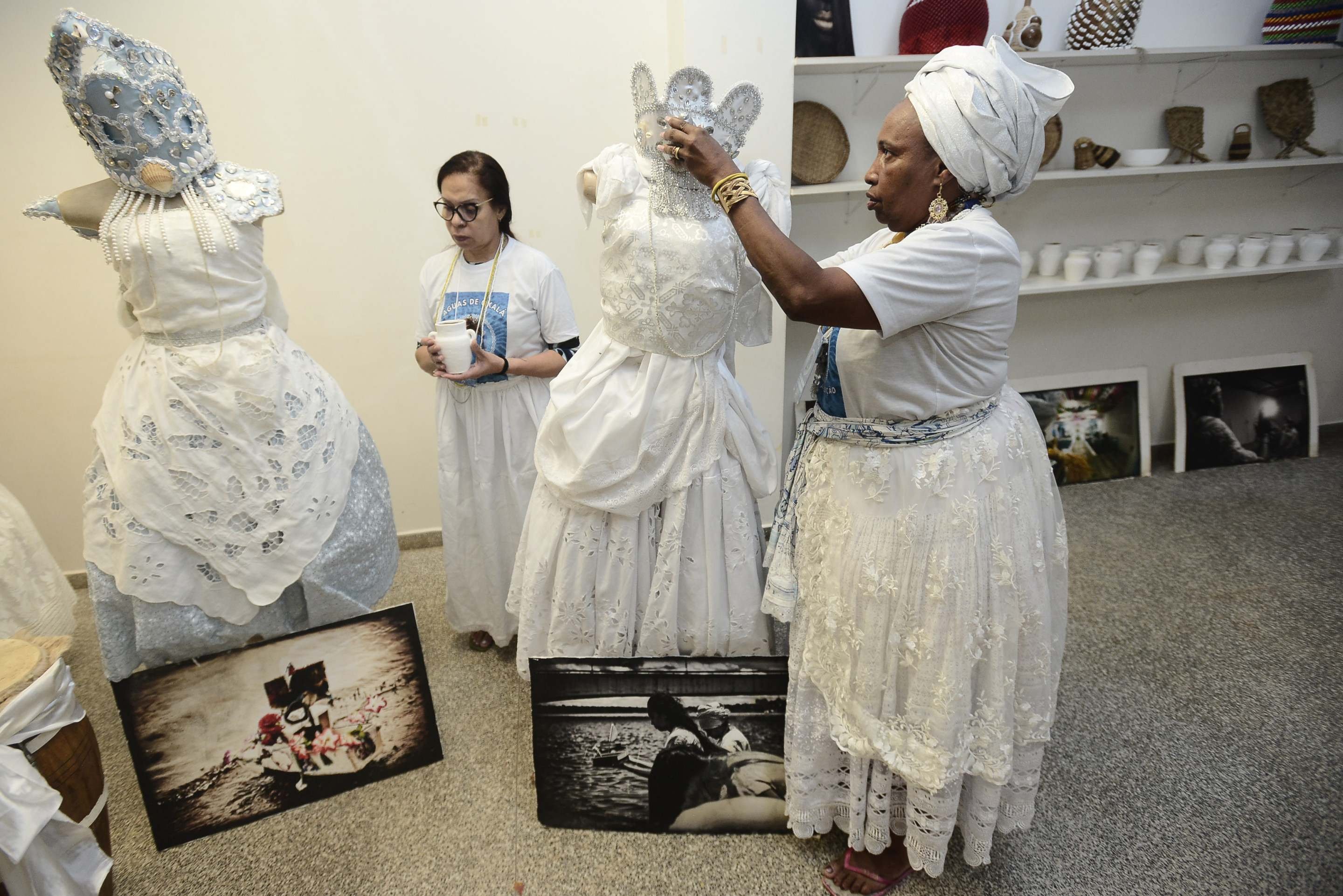 O projeto &Aacute;guas de Oxal&aacute;, idealizado por M&atilde;e Frances de Oy&aacute;, promove rituais de lavagem e oficinas formativas para combater a intoler&acirc;ncia, preservar o patrim&ocirc;nio afro-brasileiro e estimular o empreendedorismo 