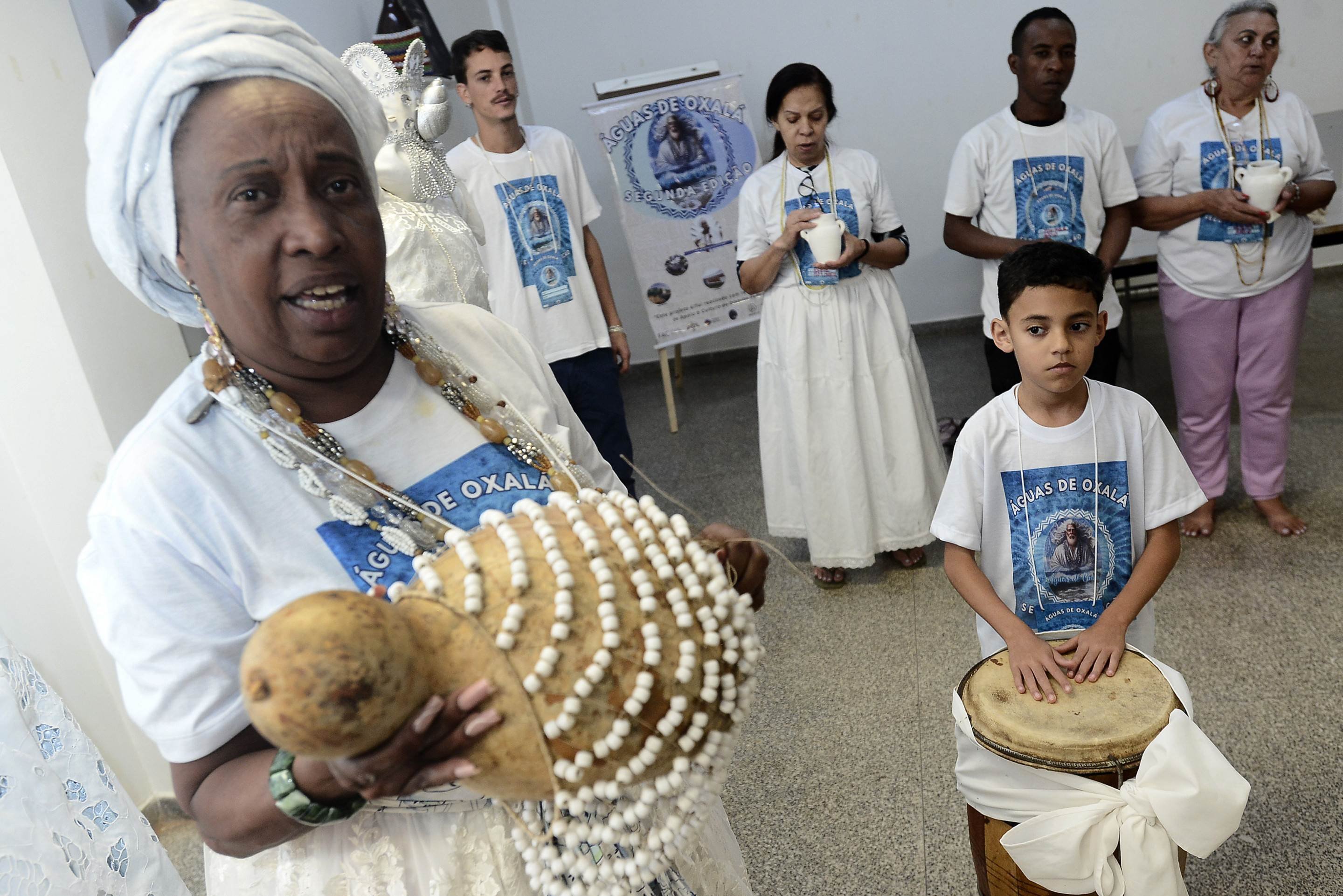 O projeto &Aacute;guas de Oxal&aacute;, idealizado por M&atilde;e Frances de Oy&aacute;, promove rituais de lavagem e oficinas formativas para combater a intoler&acirc;ncia, preservar o patrim&ocirc;nio afro-brasileiro e estimular o empreendedorismo 