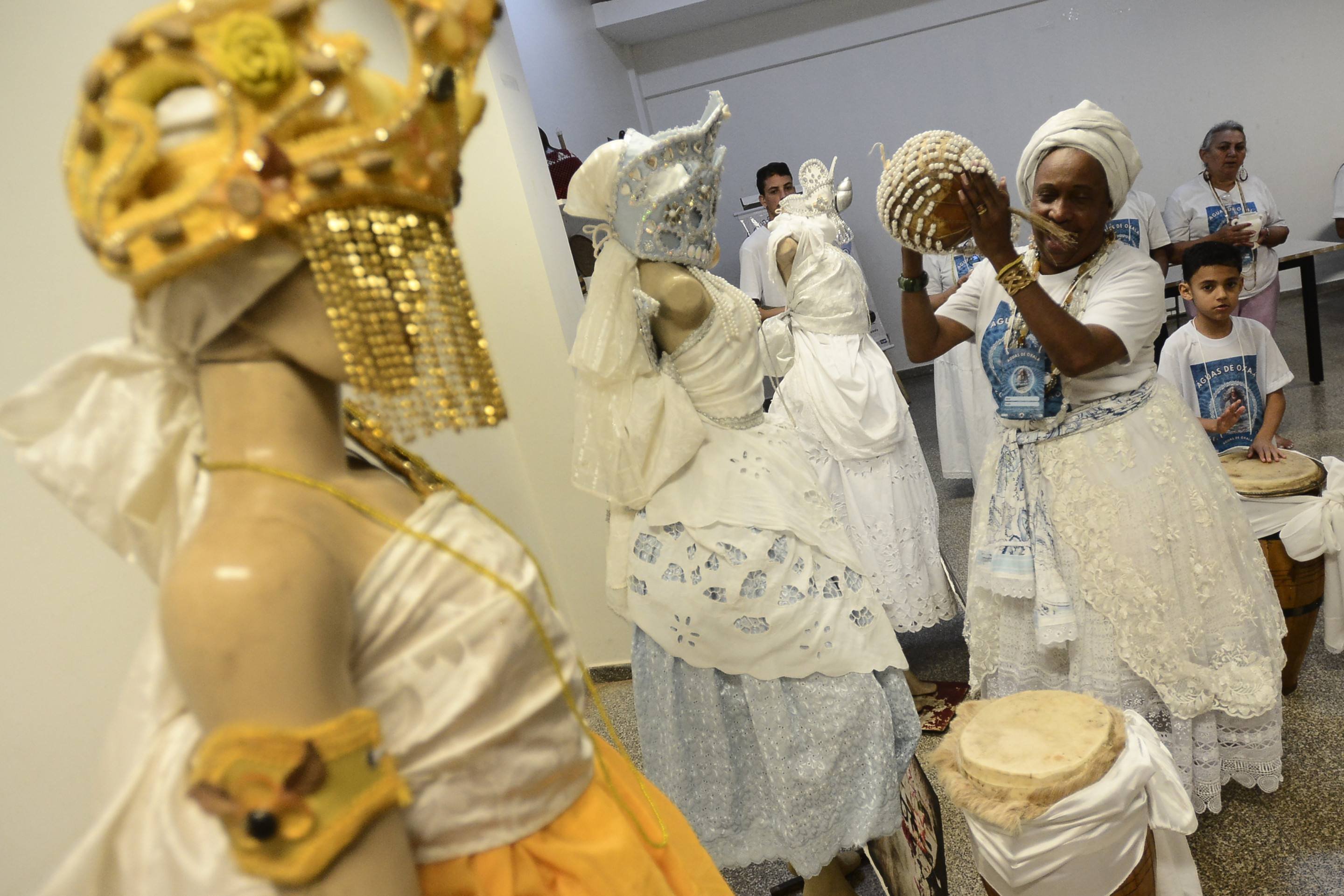 O projeto &Aacute;guas de Oxal&aacute;, idealizado por M&atilde;e Frances de Oy&aacute;, promove rituais de lavagem e oficinas formativas para combater a intoler&acirc;ncia, preservar o patrim&ocirc;nio afro-brasileiro e estimular o empreendedorismo 