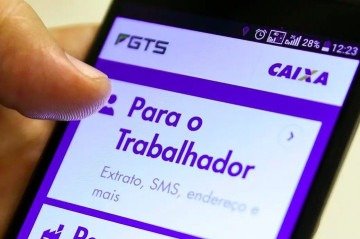 A consulta aos valores poderá ser feita pelo aplicativo do FGTS ou pelo site da Caixa Econômica Federal -  (crédito: Marcelo Camargo / Ag&ecirc;ncia Brasil)
