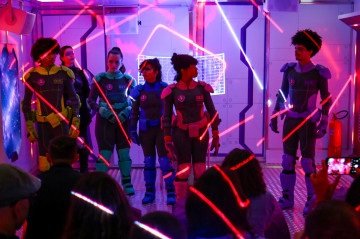 Peça de teatro Planeta Violeta exibe apresentações até domingo (17/5), no Conjunto Nacional -  (crédito: Divulgação/Raquel O'Czerny)