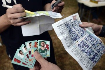  Caça ao tesouro: figurinhas numa mão, mapa das  que faltam na outra  -  (crédito: Minervino Júnior/CB/D.A.Press)