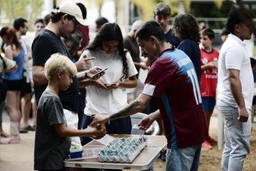 Troca de figurinhas Copa do Mundo na banca da 106 Norte -  (crédito: Fotos: Minervino Júnior/CB/D.A Press)
