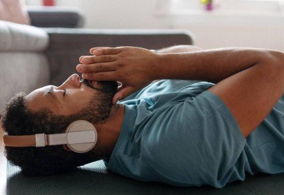 Os efeitos do <em>breathwork</em> vão além do relaxamento. Há evidências de que mudanças na respiração podem melhorar a regulação do sistema nervoso -  (crédito: Getty Images) -Os efeitos do <em>breathwork</em> vão além do relaxamento. Há evidências de que mudanças na respiração podem melhorar a regulação do sistema nervoso -  (crédito: Getty Images)