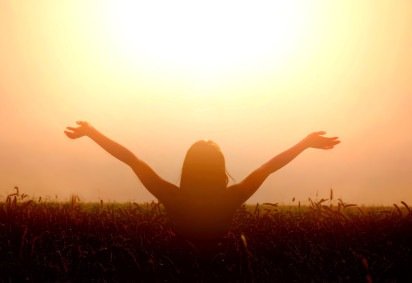  Girl lift her hands to the sky and feel freedom. Happiness and success concept.
       -  (crédito: Imagem de photoangel no Magnific) - Girl lift her hands to the sky and feel freedom. Happiness and success concept.
       -  (crédito: Imagem de photoangel no Magnific)