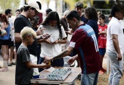 Troca de figurinhas Copa do Mundo na banca da 106 Norte -  (crédito: Fotos: Minervino Júnior/CB/D.A Press) -Troca de figurinhas Copa do Mundo na banca da 106 Norte -  (crédito: Fotos: Minervino Júnior/CB/D.A Press)