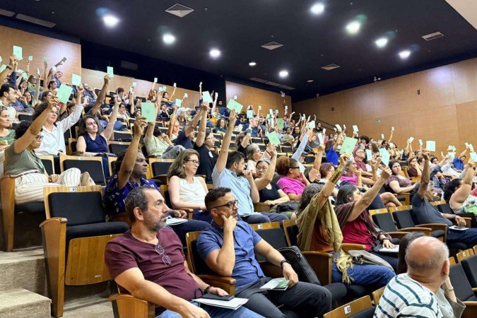 Professores da UnB aprovam indicativo de greve em assembleia -  (crédito: Halanna Andrade - ADUnB)