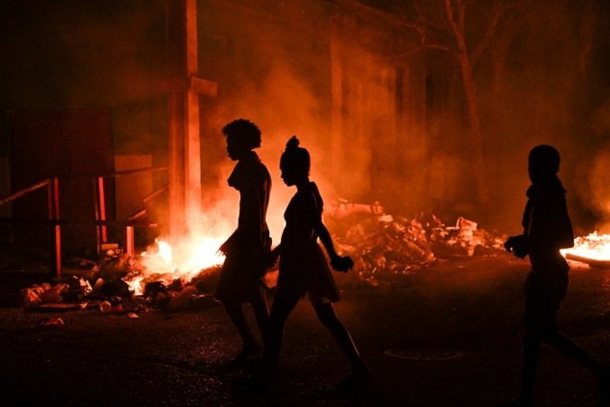 Barricada incendiada durante protesto contra a falta de energia, em Lawton, bairro da capital cubana