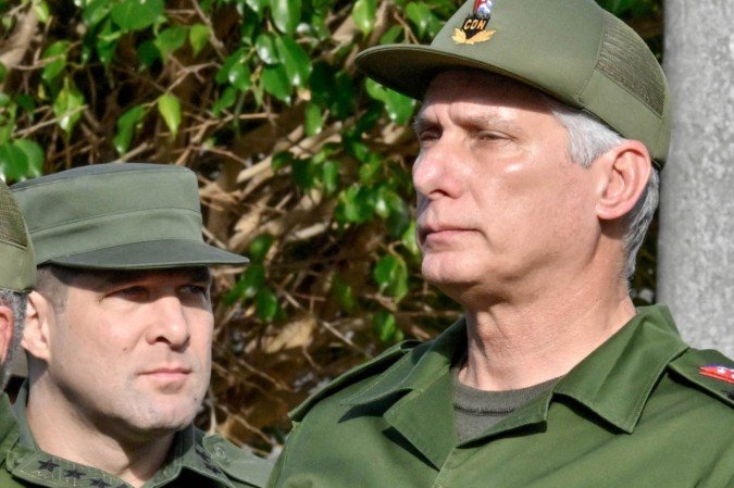 O presidente Miguel Díaz-Canel (E) e o coronel Raúl Guillermo, neto de Raúl Castro, em funeral de 32 soldados cubanos mortos na incursão à Venezuela 