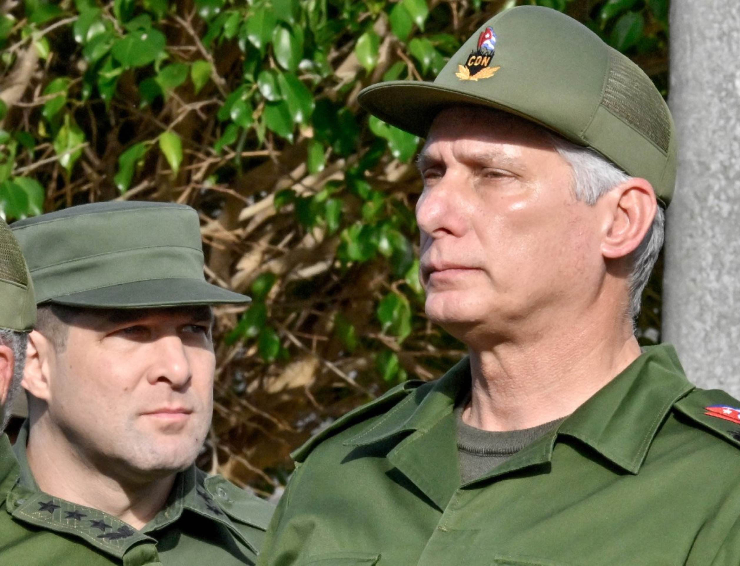 O presidente Miguel D&iacute;az-Canel (E) e o coronel Ra&uacute;l Guillermo, neto de Ra&uacute;l Castro, em funeral de 32 soldados cubanos mortos na incurs&atilde;o &agrave; Venezuela 