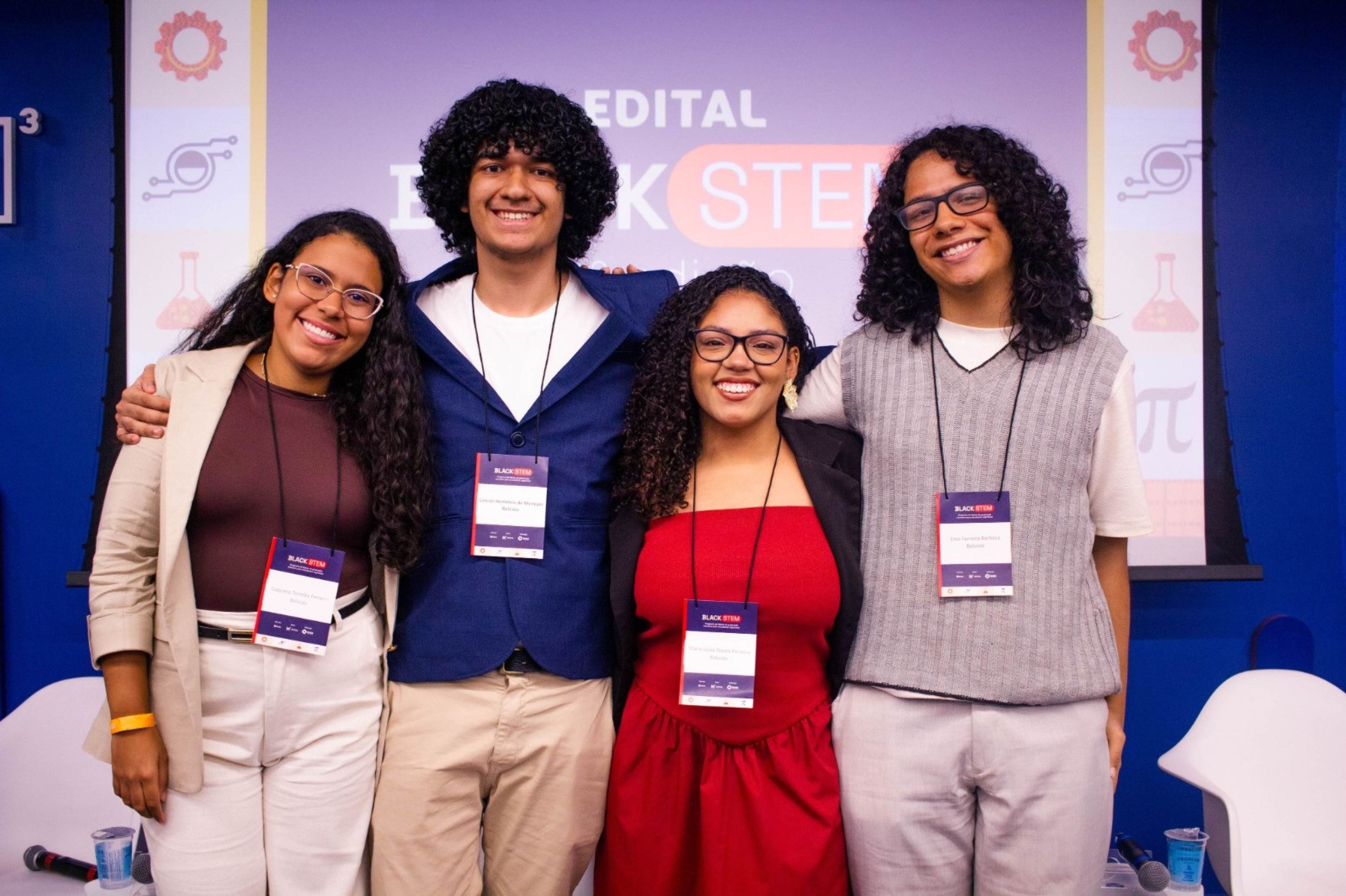 Gabriela Ferreira, Gabriel Hemtrio, Maria Luiza Ferreira e Enio Barbosa, estudantes selecionados na segundo edi&ccedil;&atilde;o