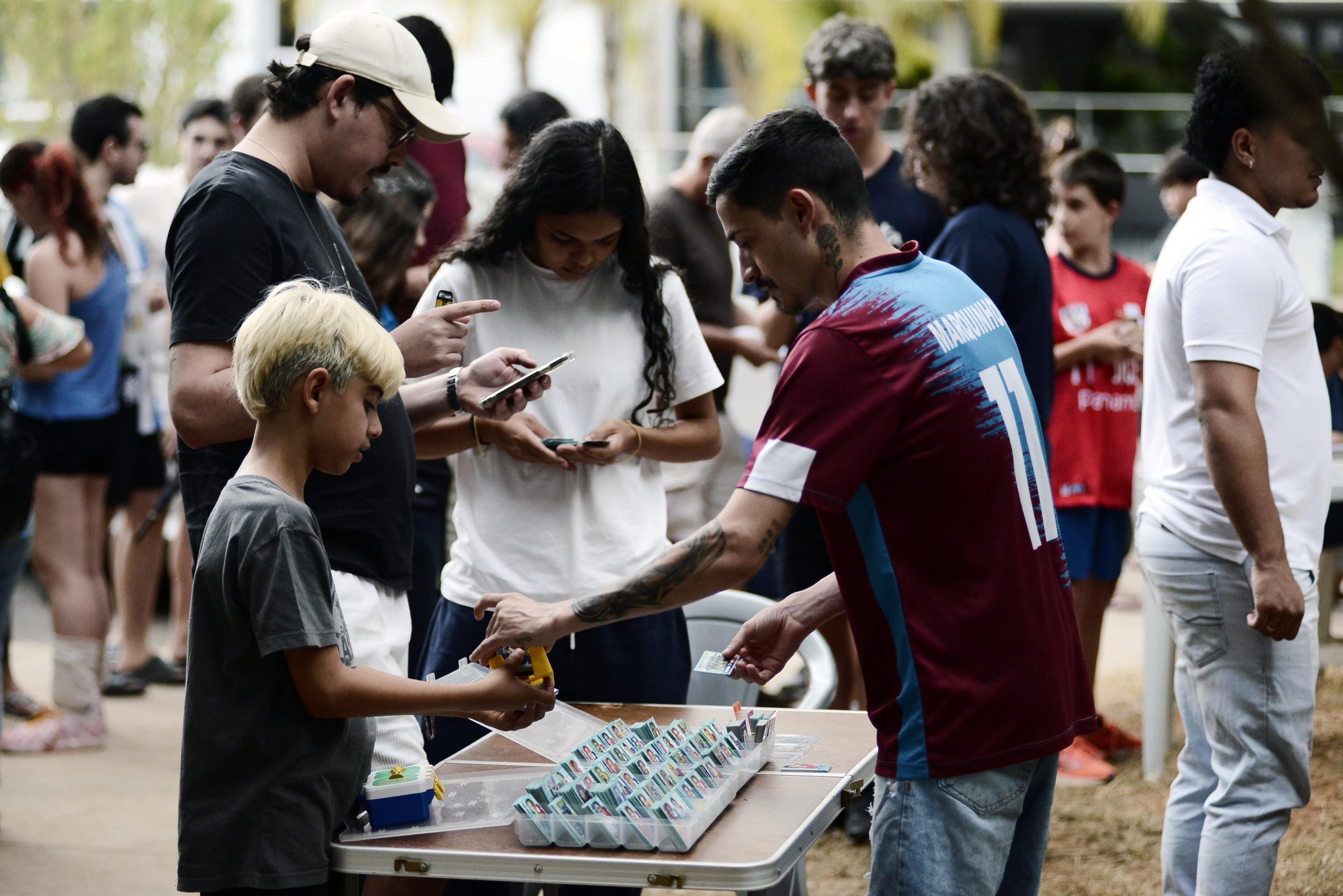 Brasilienses transformam figurinhas da Copa do Mundo em coleção de afetos