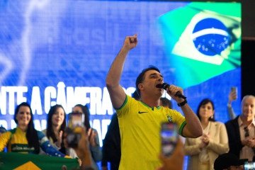 Em Sorocaba (SP), Flávio Bolsonaro discursa para apoiadores, elogia Tarcísio Freitas, que não compareceu ao evento, e faz críticas a Lula -  (crédito:  CEZAR RIBEIRO/ESTAD&Atilde;O CONTE&Uacute;DO)