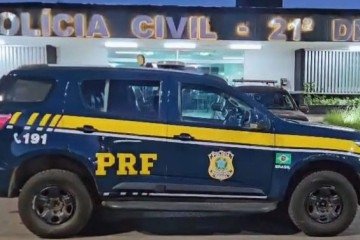 Ex-policial foi preso pela PRF e PMDF no dia em que o mandado de prisão foi emitido pelo crime de violação de sigilo funcional
- (crédito: Divulgação PRF) Ex-policial foi preso pela PRF e PMDF no dia em que o mandado de prisão foi emitido pelo crime de violação de sigilo funcional
- (crédito: Divulgação PRF)