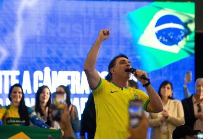Em Sorocaba (SP), Flávio Bolsonaro discursa para apoiadores, elogia Tarcísio Freitas, que não compareceu ao evento, e faz críticas a Lula -  (crédito:  CEZAR RIBEIRO/ESTAD&Atilde;O CONTE&Uacute;DO) -Em Sorocaba (SP), Flávio Bolsonaro discursa para apoiadores, elogia Tarcísio Freitas, que não compareceu ao evento, e faz críticas a Lula -  (crédito:  CEZAR RIBEIRO/ESTAD&Atilde;O CONTE&Uacute;DO)