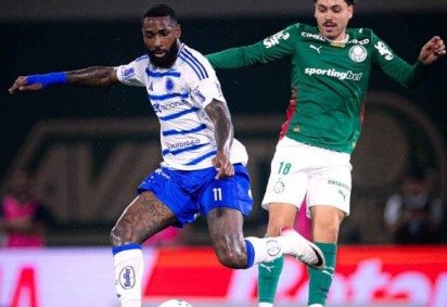 O cruzeirense Gerson disputa a bola com o palmeirense Maur&iacute;cio neste jogo que ficou no 1 x 1 na Arena Barueri -  (crédito: Marco Galv&atilde;o/Cruzeiro) -O cruzeirense Gerson disputa a bola com o palmeirense Maur&iacute;cio neste jogo que ficou no 1 x 1 na Arena Barueri -  (crédito: Marco Galv&atilde;o/Cruzeiro)
